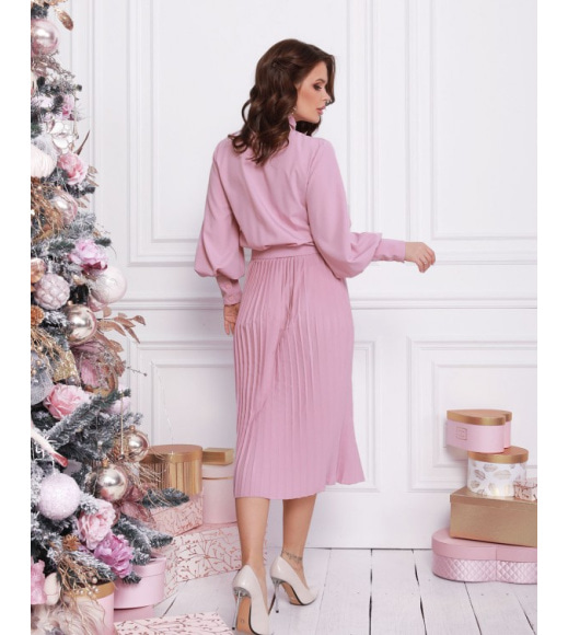 Розовое платье-рубашка с плиссированным низом
