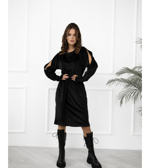 Чорна велюрова сукня з вирізами на рукавах