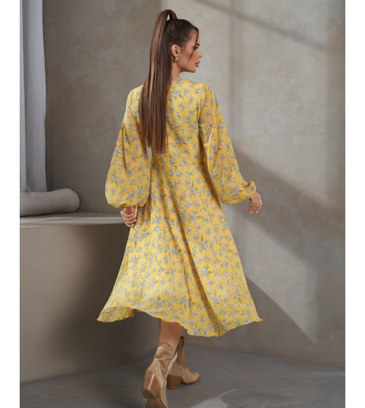Желтое приталенное платье из цветочного шифона
