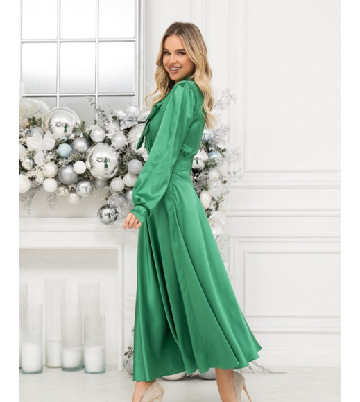 Зеленое шелковое платье с бантом