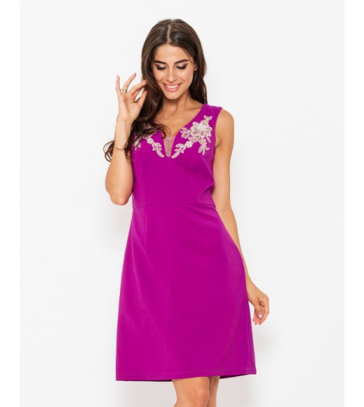 Фиолетовое платье с кружевом на декольте