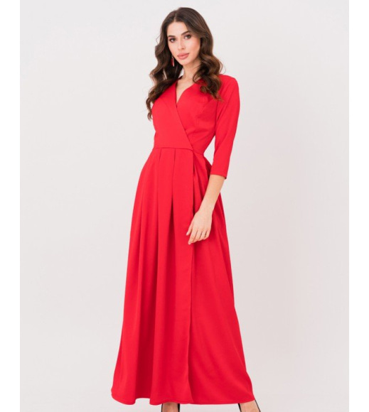Красное сатиновое длинное платье с декольте на запах