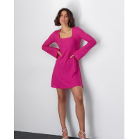 Малиновое короткое платье с расклешенными рукавами