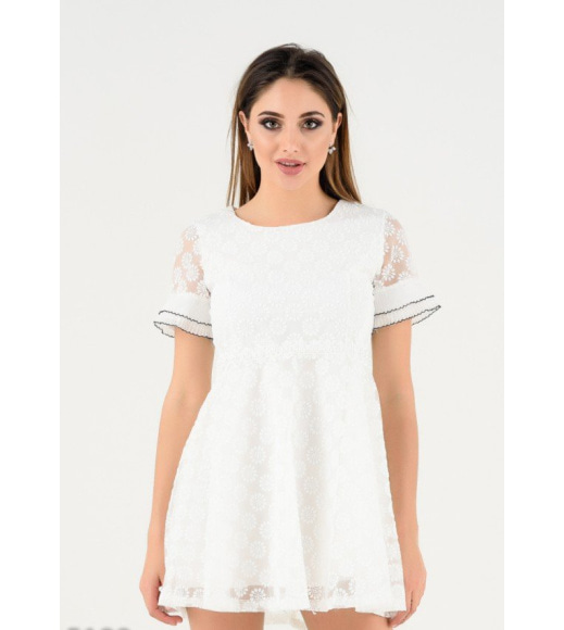Белое двухслойное платье-футболка с кружевным верхним слоем