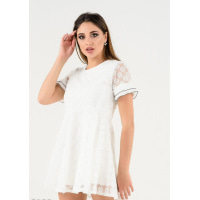 Белое двухслойное платье-футболка с кружевным верхним слоем