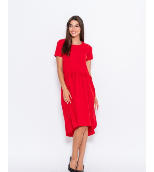 Красное асимметричное платье с рюшами