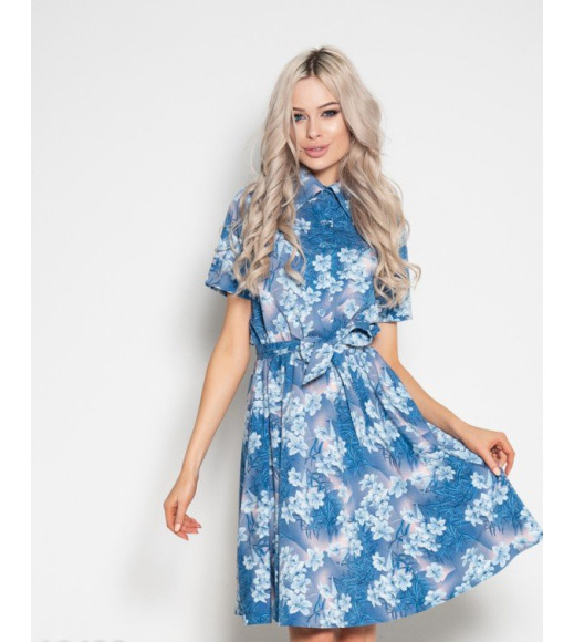 Блакитне плаття з короткими рукавами і поясом