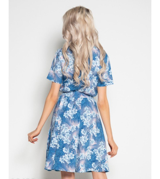 Блакитне плаття з короткими рукавами і поясом