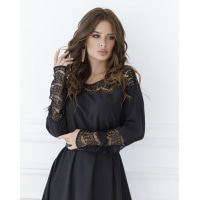 Черное платье-трапеция с гипюровой вставкой