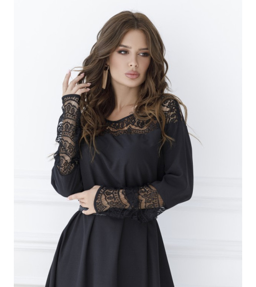 Чорна сукня-трапеція з гіпюровою вставкою