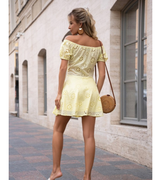 Жовта сукня з полірованої прошви