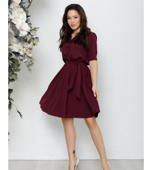 Бордовое приталенное платье-рубашка с короткими рукавами