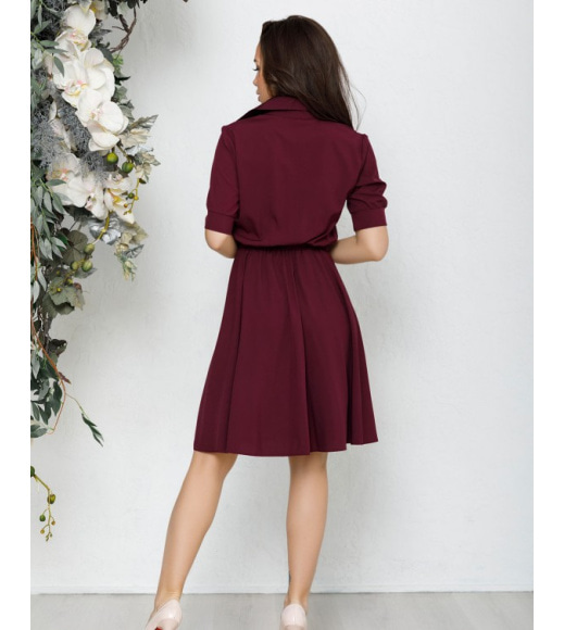 Бордовое приталенное платье-рубашка с короткими рукавами