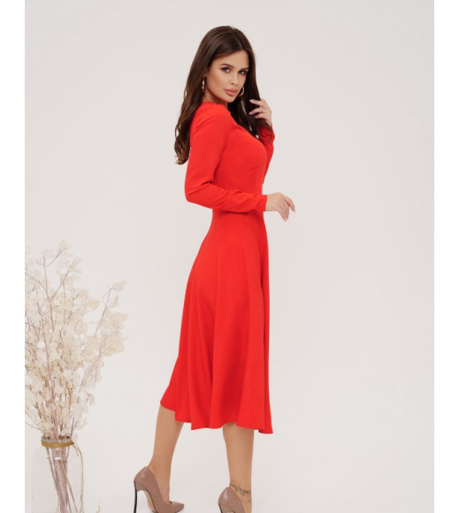 Красное приталенное платье классического кроя