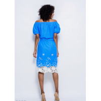 Голубое тонкое коттоновое платье с белой вышивкой и плотным кружевом по подолу