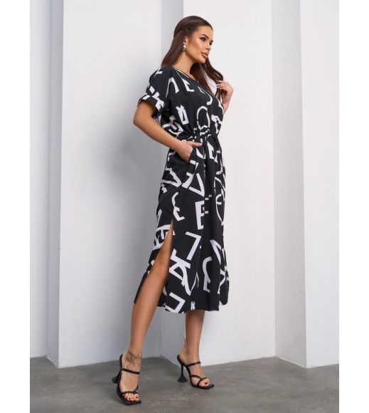 Черно-белое платье на кулиске с боковыми разрезами