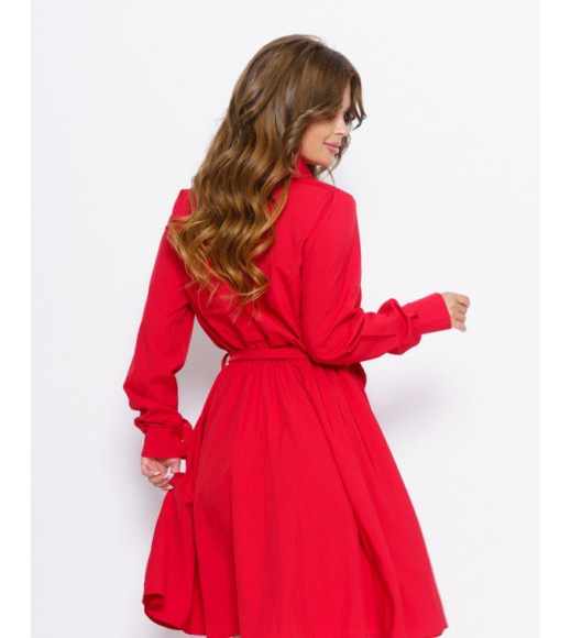 Красное приталенное платье с рубашечным кроем