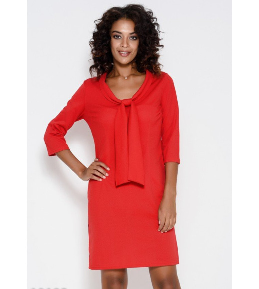 Красное приталенное платье с оригинальным воротником-шалью