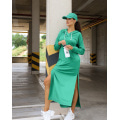 Зеленое длинное платье с капюшоном