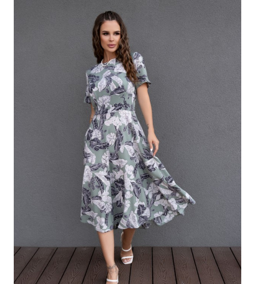 Оливковое цветочное платье классического кроя