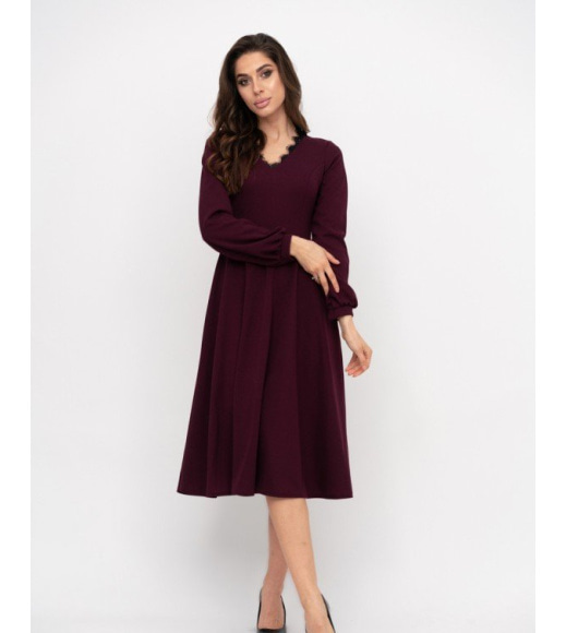 Фіолетове приталене плаття з французьким мереживом