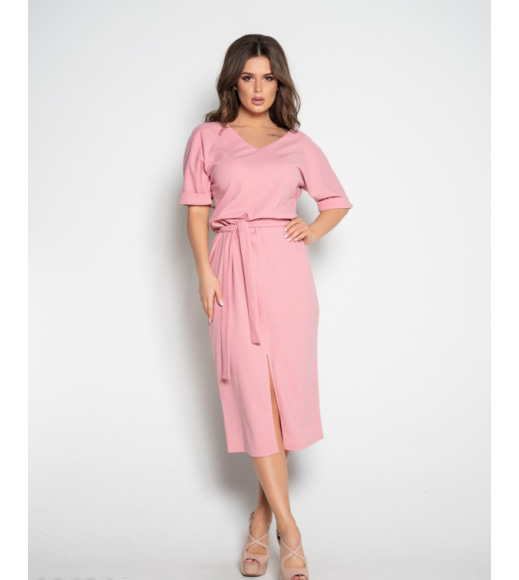 Розовое платье с вырезом и короткими рукавами