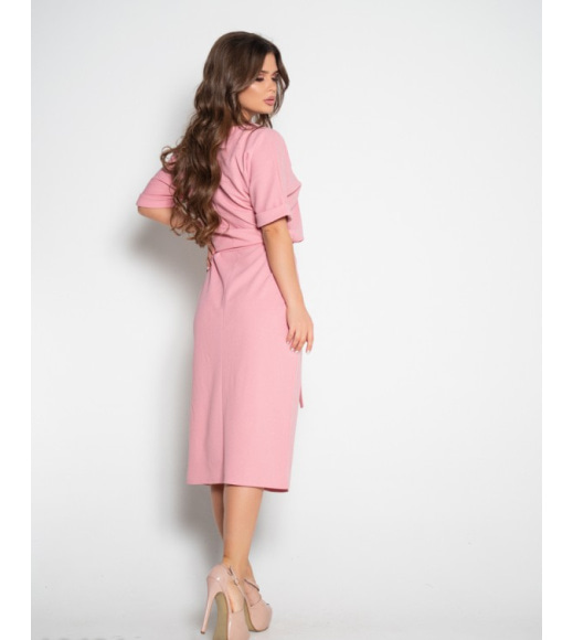 Розовое платье с вырезом и короткими рукавами
