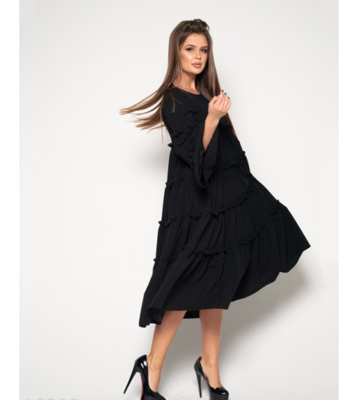 Чорна сукня-трапеція з воланами і рюшами