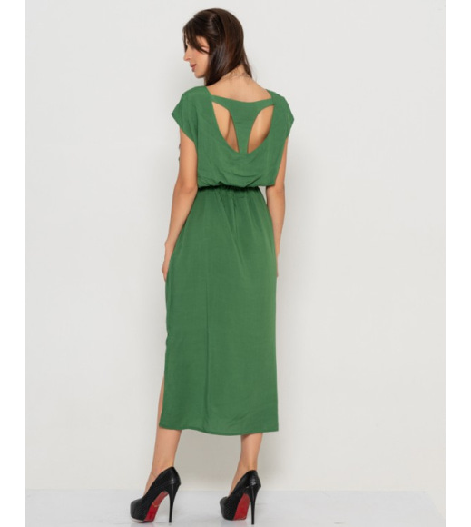 Зеленое длинное платье с вырезом на спине