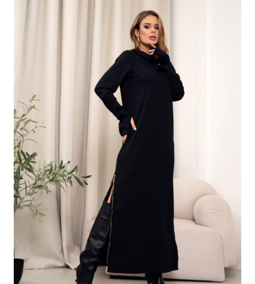 Длинное черное платье с капюшоном
