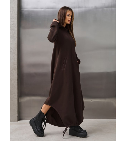 Темно-коричневое утепленное платье с асимметричным низом
