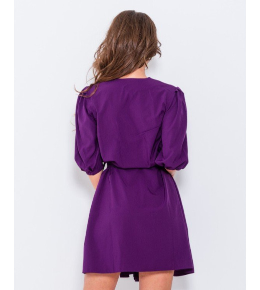 Фиолетовое офисное платье с воздушными рукавами