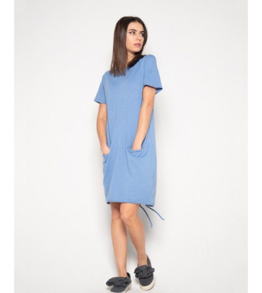 Голубое трикотажное платье с короткими рукавами