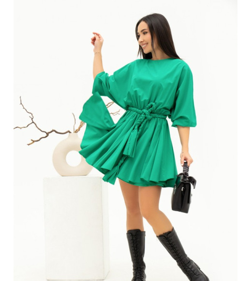 Зеленое платье с клиньями на юбке