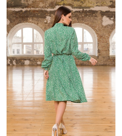 Зеленое платье-рубашка расклешенного кроя