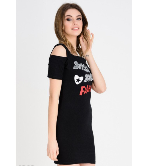 Черное короткое платье-футболка с вырезами на плечах и принтом