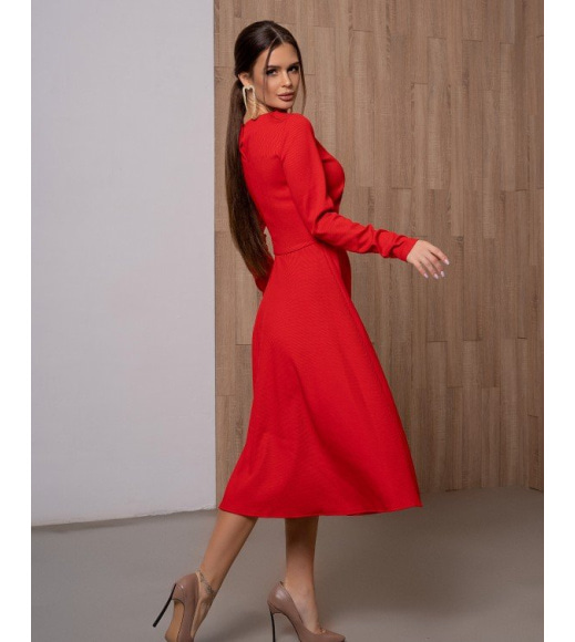 Красное фактурное классическое платье с пуговицами