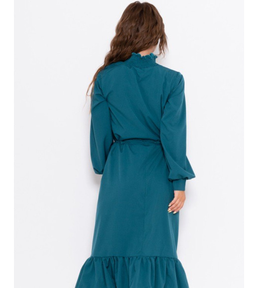 Зеленое приталенное платье с вставками из жатки