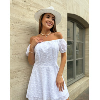 Белое платье из прошвы с открытыми плечами