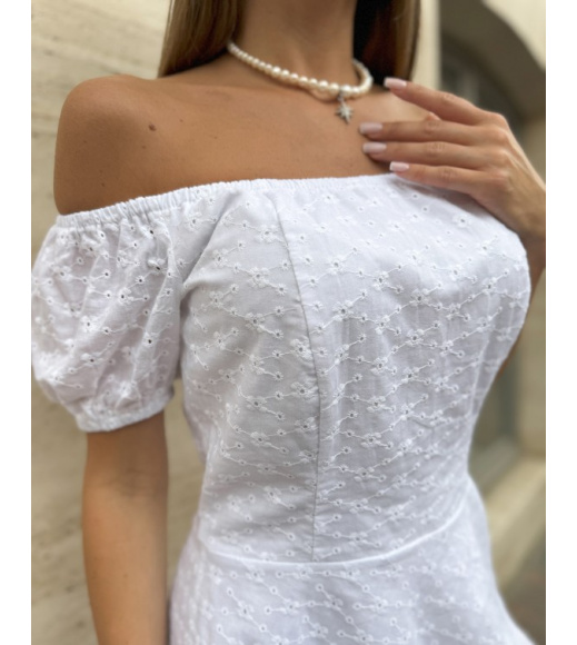 Белое платье из прошвы с открытыми плечами