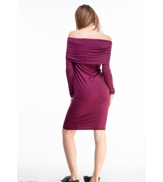 Бордовое облегающее платье с отворотом и открытыми плечами