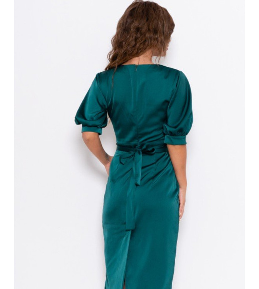 Зеленое приталенное платье с короткими рукавами