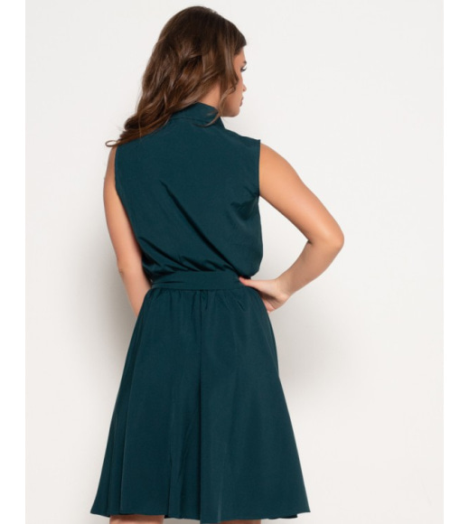 Темно-зеленое платье без рукавов с воротником