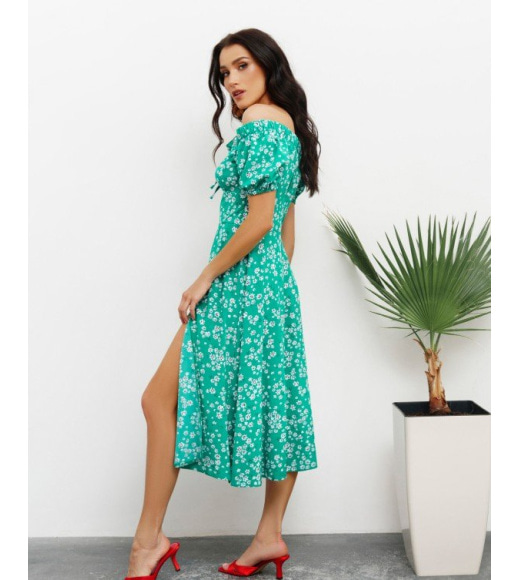 Зеленое цветочное платье с открытыми плечами