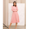 Розовое классическое платье с длинными рукавами