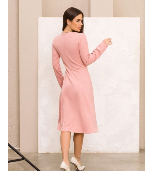 Розовое классическое платье с длинными рукавами