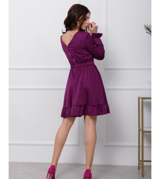 Фиолетовое приталенное платье с воланами