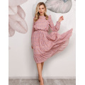 Розовое шифоновое платье с мелким принтом