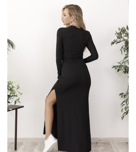 Черное длинное платье из фактурного трикотажа
