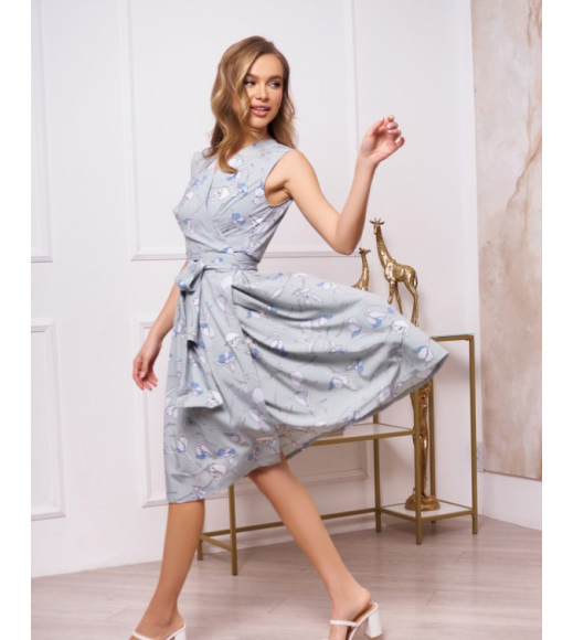 Оливковое платье-халат без рукавов с цветочным принтом